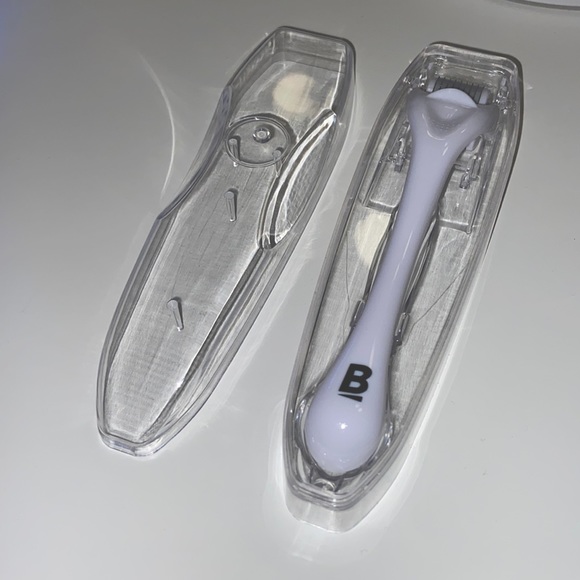 Microneedle Derma Facial Roller With Storage Case - Picture 3 of 8